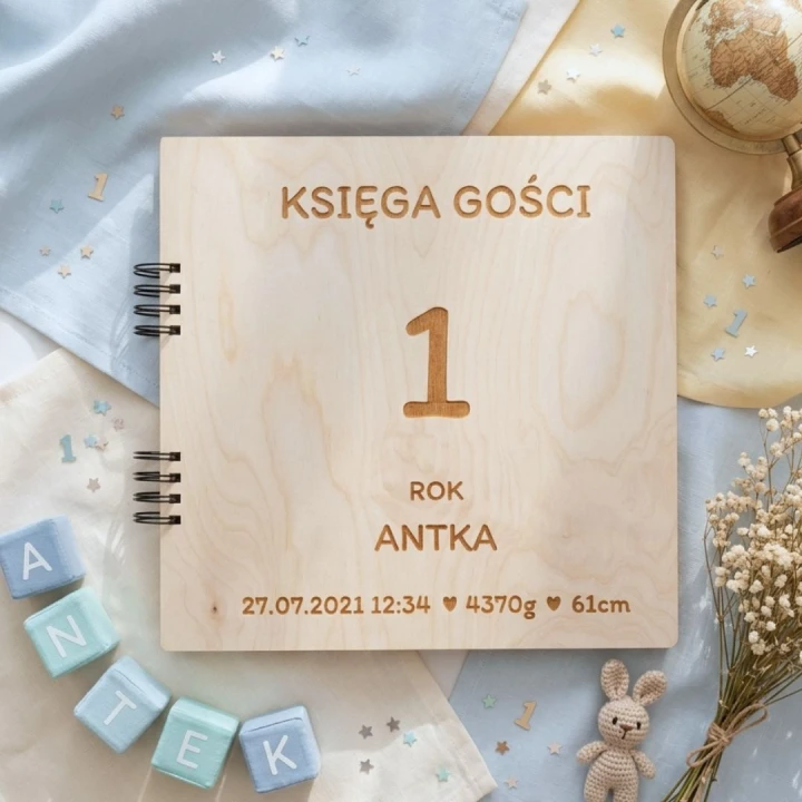 Drewniana księga gości na urodziny dziecka z grawerowaną dużą cyfrą 1 oraz napisem „Rok Antka”. Na dole okładki widoczna precyzyjna metryczka z datą, godziną, wagą i wzrostem.