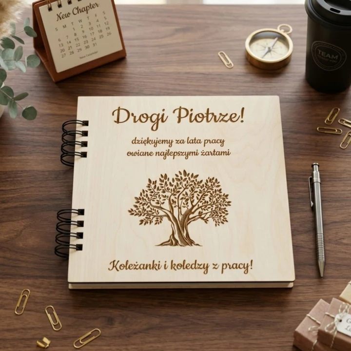Duży drewniany album pamiątkowy 30x30 cm z grawerem drzewa i dedykacją dla pracownika „Drogi Piotrze”. Elegancka pamiątka na pożegnanie z pracy