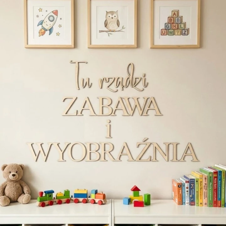 Drewniany napis Tu rządzi Zabawa i Wyobraźnia