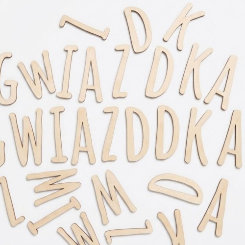 drewniana litera na ścianę
