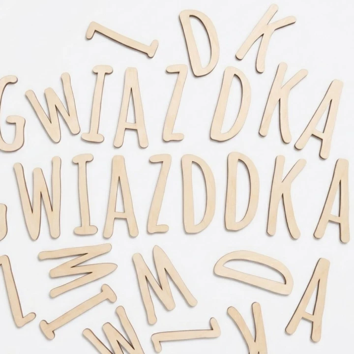 drewniana litera na ścianę