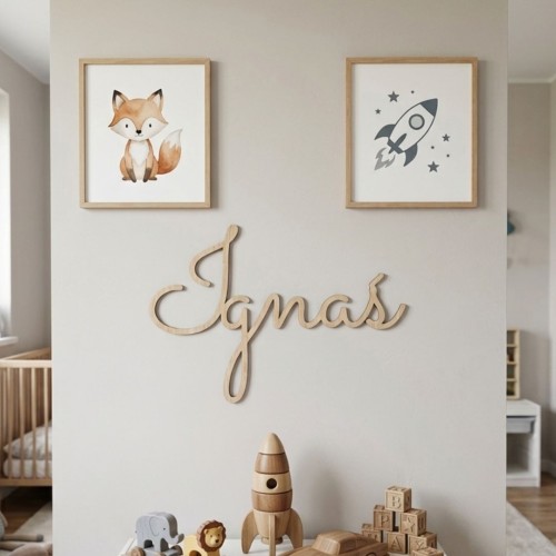 Drewniane imię na ścianę Ignaś w pokoju chłopca, styl skandynawski.