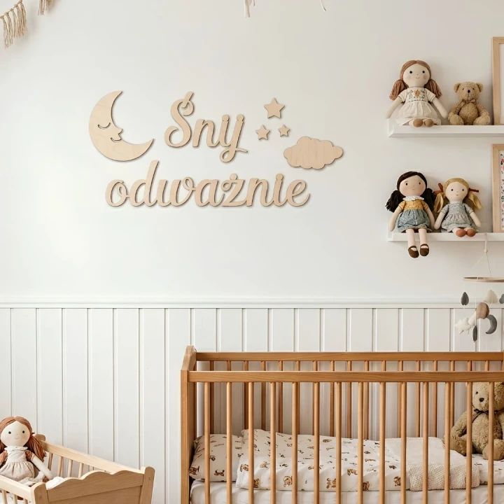 Napis na ścianę Śnij odważnie wycięty ze sklejki brzozowej wraz z dekorami księżyca, chmurki i gwiazdek.