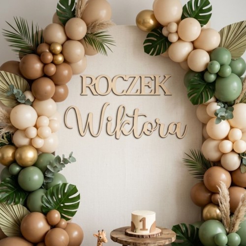 Drewniany napis dekoracyjny na roczek z imieniem Wiktorek.