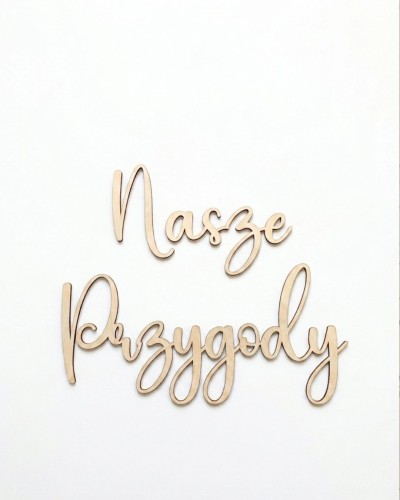 Drewniany dekoracyjny napis "Nasze Przygody" wycięty precyzyjnie ze sklejki