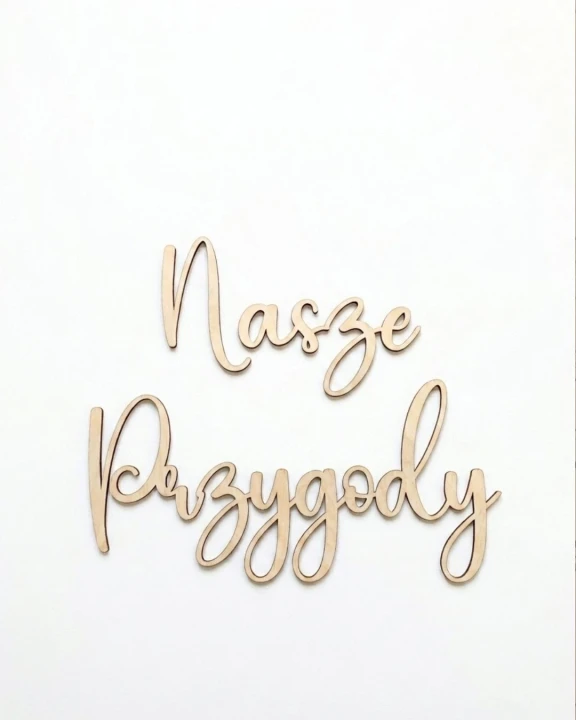 Drewniany dekoracyjny napis "Nasze Przygody" wycięty precyzyjnie ze sklejki