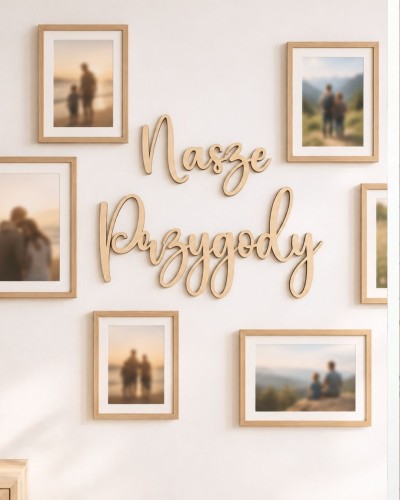 Drewniany napis "Nasze Przygody" zamontowany na ścianie w salonie wkomponowany w galerię rodzinnych zdjęć z podróży