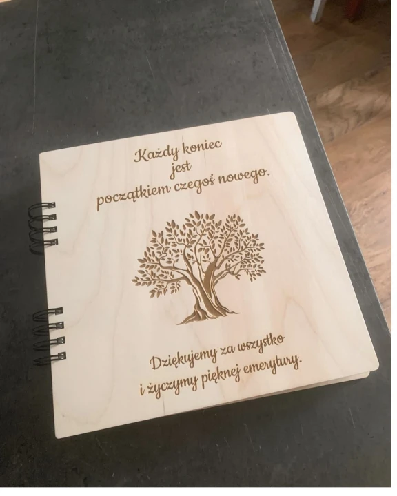 album na zdjęcia wklejane z drewniana okładką na pożegnanie pracownika z pracy