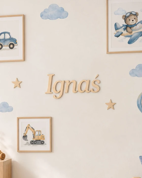 Personalizowane drewniane imię na ścianę do pokoju dziecka w klasycznym stylu.