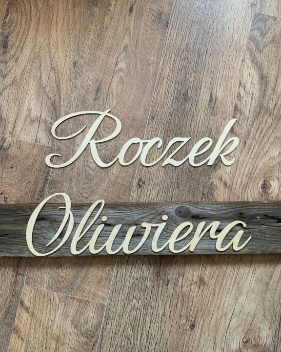 Drewniany napis z brzozowej sklejki „Roczek Oliwiera”, wykonany ozdobną, elegancką czcionką script
