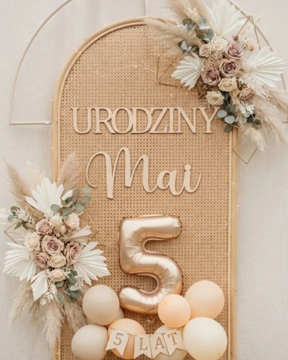 Napis dekoracyjny na ściankę z okazji 5 urodzin Mai