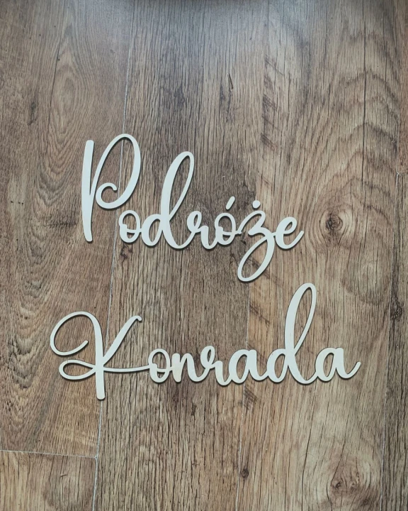drewniany napis na ścianę Podróże Konrada, napis z personalizacją