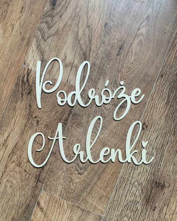 drewniany napis na ścianę Podróże Arlenki