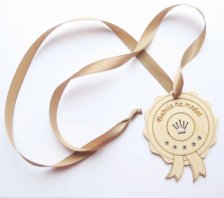 Drewniany medal pomysł na prezent dla babci Babcia na medal.