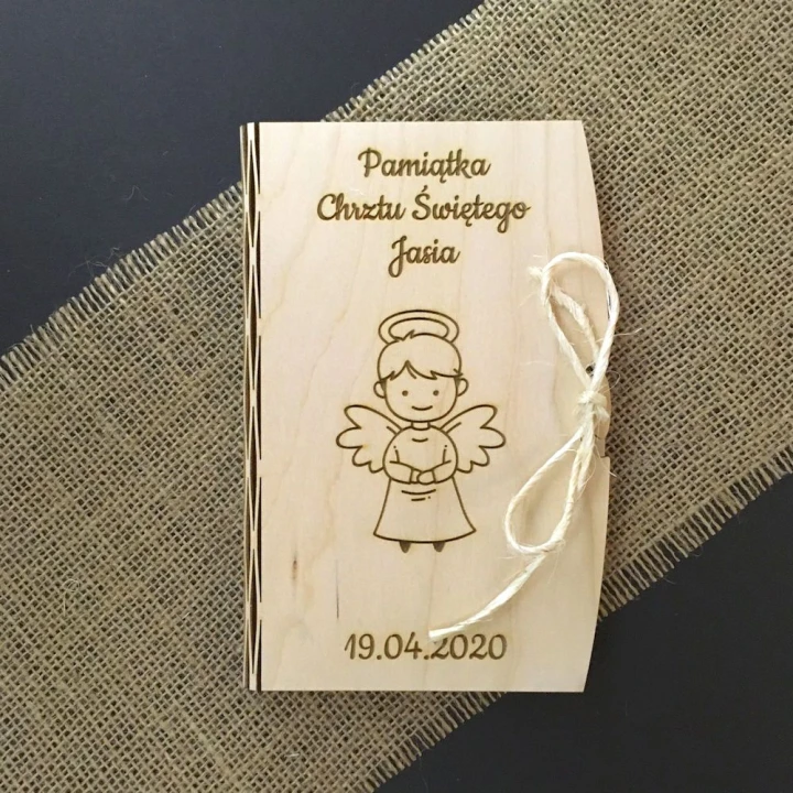 Pamiątka Chrztu Świętego drewniana z miejscem na banknoty.