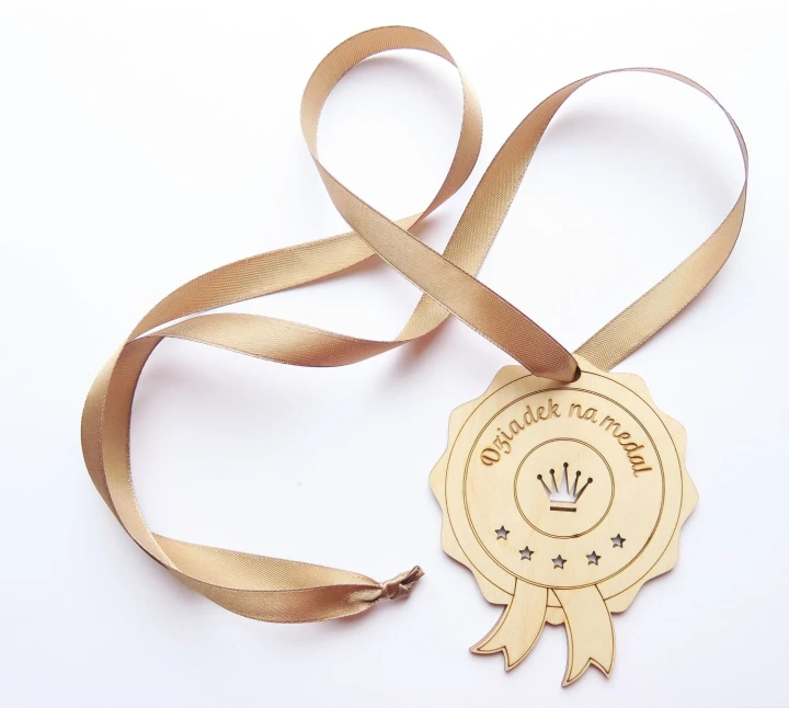 Drewniany medal pomysł na prezent dla dziadka.