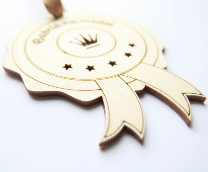 Drewniany medal pomysł na prezent na Dzień Babci Babcia na medal.