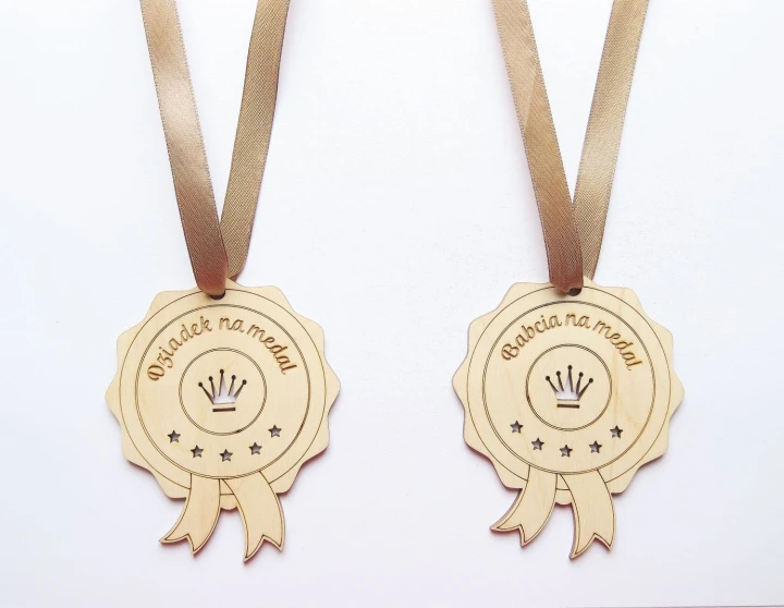 Drewniany medal pomysł na prezent dla dziadka Dziadek na medal.